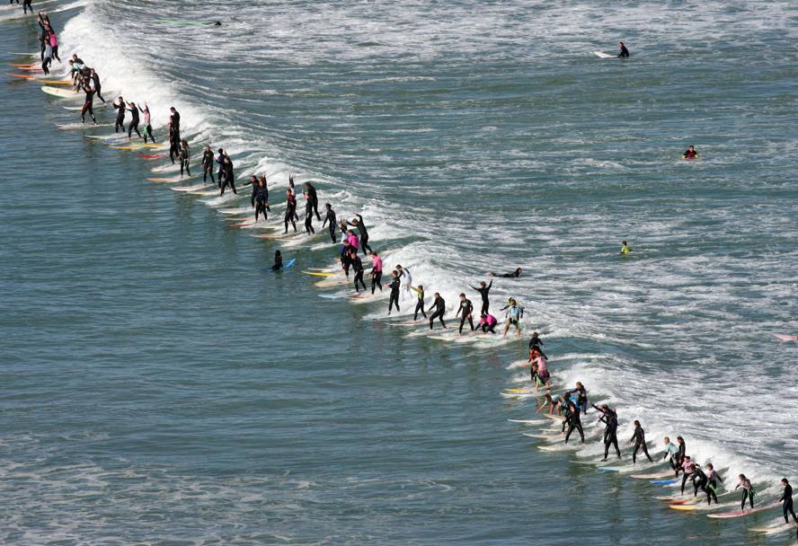 In Sudafrica un tentativo del Guinness World Record con il pi alto numero di surfisti a cavalcare un&#39;onda contemporaneamente. (Reuters)